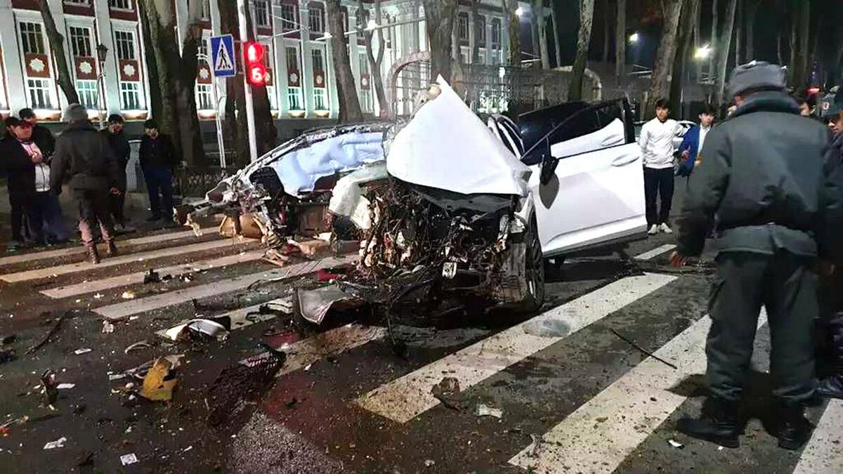 НА МЕСТЕ АВАРИИ У РЫНКА В ДУШАНБЕ 23 МАРТА 2019 ГОДА. ФОТО С САЙТА AKHBOR-RUS.COM