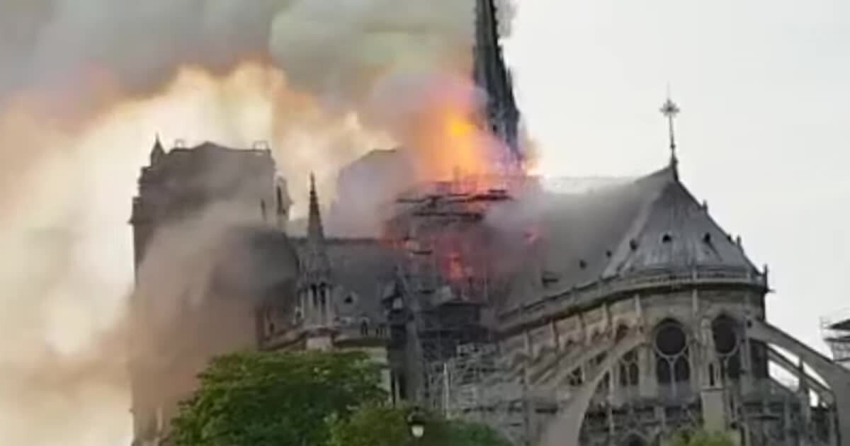 По последним новостям сообщили, что в результате пожара в соборе Парижской Богоматери никто не пострадал. Пока о причинах пожара говорить еще слишком рано. Крестообразный план, высокий неф, трансепт и башни готический собор унаследовал от архитектуры романских церквей XI века. Но уже в ранней готике был сделан большой шаг вперед: начинают использоваться конструктивные возможности стрельчатой арки и ребристого свода. Стоит заменить, что при строительстве использовались деревянные балки для перекрытий и сводов. Даже небольшой очаг возгорания мог спровоцировать пожар