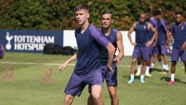 Фото: tottenhamhotspur.comВ рамках вояжа на Юго-Восток Азии игроки «Тоттенхэма» не только пропагандируют клубный бренд в массы, проводят выставочные спарринги, но и тренируются, не забывая о реальной подготовке к новому сезону 2019/20 гг., который возьмет старт в английской Премьер-лиге, как известно, в первой половине августа.
