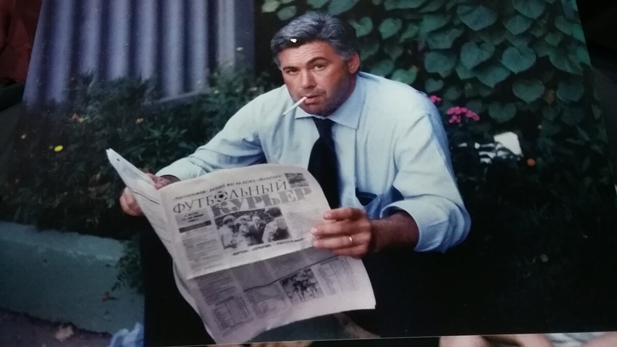 Карло Анчелотти, главный тренер "Ювентуса", читает местную газету "Футбольный курьер". 
Фото: Сергей Казмин 