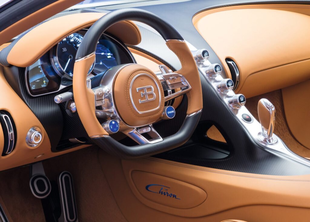 Bugatti Chiron приборная панель