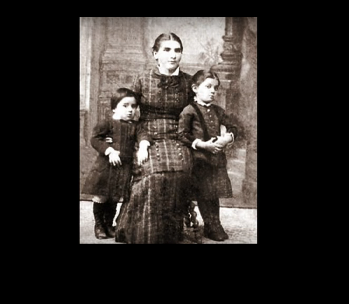 Екатерина Осиповна Корнейчукова с детьми - Колей и Марусей.