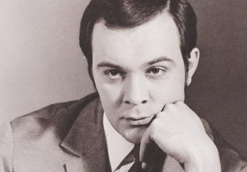Удивительный это был человек. Чем дальше будет уходить его время, тем больше мы понимать его значимость и роль в российской культуре. Это признак гения: чем дальше, чем больше. К Муслиму это признак применим как ни к кому. Муслим Магомаев родился в Баку. Но корни его предков уходят не в азербайджанскую, а в чеченскую землю. Сам Муслим Магомедович говорить об этом не любил, а Тамара Ильинична Синявская рассказала мне как-то, что предок Муслима был взят в плен отрядом Шамиля и таким образом попал в Чечню. Дед Муслима – будущий классик азербайджанской музыки – родился в чеченском селе Старые Атаги и при рождении был наречен чеченским именем Абдул-Муслим. Первые его музыкальные опыты связаны именно с чеченскими мелодиями – Магомаев-старший является автором знаменитых «Плясок Шамиля». 
После окончания училища он вернулся в Грозный, но не смог устроиться с работой, уехал, теперь уже навсегда – в Ленкорань. Но Магомеда – самого любимого и одаренного из своих сыновей –он послал в Грозный. Там он работал художником в национальном театре, оттуда уехал на учебу в Москву – в ГИТИСе как раз создавали чечено-ингушскую студию. Магомед женился на сокурснице из адыгейской студии Айшет Кинжаловой. В начале войны отец будущего певца ушел на фронт.
- Мой отец погиб на фронте под Берлином за три дня до окончания войны, - рассказывал Муслим Магомедович. – Меня, своего сына, он так и не увидел. Мама – драматическая актриса – кочевала по городам России, поэтому меня оставила на попечении дяди и бабушки.
Муслим всегда скупо вспоминал о матери. Не потому, между ними существовал конфликт или взаимонепонимание.  По мусульманским законам после смерти отца дети всегда остаются в его семье. Муслим воспитывался в семье дяди Джамалдина. 
Тем не менее мама Муслима Айшет Ахмедовна была достаточно известной в театральном мире актрисой, служила в Мурманском театре и играла ведущие роли. По национальности она наполовину адыгейка, наполовину татарка. Айшет  вышла замуж за актера Мурманского театра Леонтия Кавку и у них родились дети –Татьяна и Юрий ( которые почему-то взяли фамилию не родного отца, а стали Магомаевыми). Муслим никогда не поддерживал с ними  отношений, хотя теперь в разного рода ток-шоу они любят рассказывать, как были близки и дружны с великим певцом. Но это полная чушь. Муслим, выросший без матери, так и не стал с ней близок. Приезжая в Москву Айшет Ахмедовна никогда не останавливалась у сына, а только у подруг. Максимум внимания к матери – совместный обед и подарки на день рождения. Для женщины это была большая боль и печаль на всю жизнь… Похоронена Айшет Ахмедовна в Мурманске.
Дядя певца Джамалдин Магомаев занимал высокий пост в Азербайджане. Но в семье всегда существовал культ великого деда, поэтому Муслим рано увлекся музыкой и по его словам, никакие другие предметы его никогда не интересовали. Он с блеском закончил консерваторию, и опять же по семейной традиции, уехал работать в Грозный.
Муслим, набитом пластинками любимых итальянцев – Марио Ланца, Энрико Карузо, Марио Дель Монако. Жил в гостинице, за которую филармония платила крайне скудно и нерегулярно, денег не было. Последней каплей стал отказ республиканского отдела культуры послать певца на песенный фестиваль в Болгарию. В результате он поехал в Софию в составе азербайджанской делегации, с блеском выступил на конкурсе и получил почетный приз. Больше в Грозный Магомаев не вернулся – приезжал только на гастроли с концертами. Тем не менее, чеченцы обижаются, когда в передачах или книгах о великом певце ничего не говорится о чеченских корнях его рода. В «Грозненском рабочем» был опубликован отклик на передачу о Магомаеве, где журналист, тепло отзываясь о творчестве певца, все же дает понять, что Муслим Магомаев – чеченец, в силу обстоятельств ставший азербайджанцем. «Потерянный талант, отданный другому народу», - сетовал автор.
Какая, в конце концов, разница – чья кровь текла в жилах этого человека! Гении принадлежат всему миру – и в этом их удивительная особенность и отличие от простых смертных.


