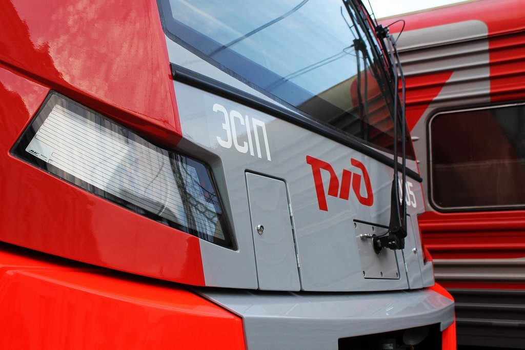 Электропоезд создан на основе платформы Siemens Desiro и впервые побегал пять лет назад на Олимпиаде в Сочи. Тогда же была заявлено, что после составы пойдут в  Омск с Новосибирском.   