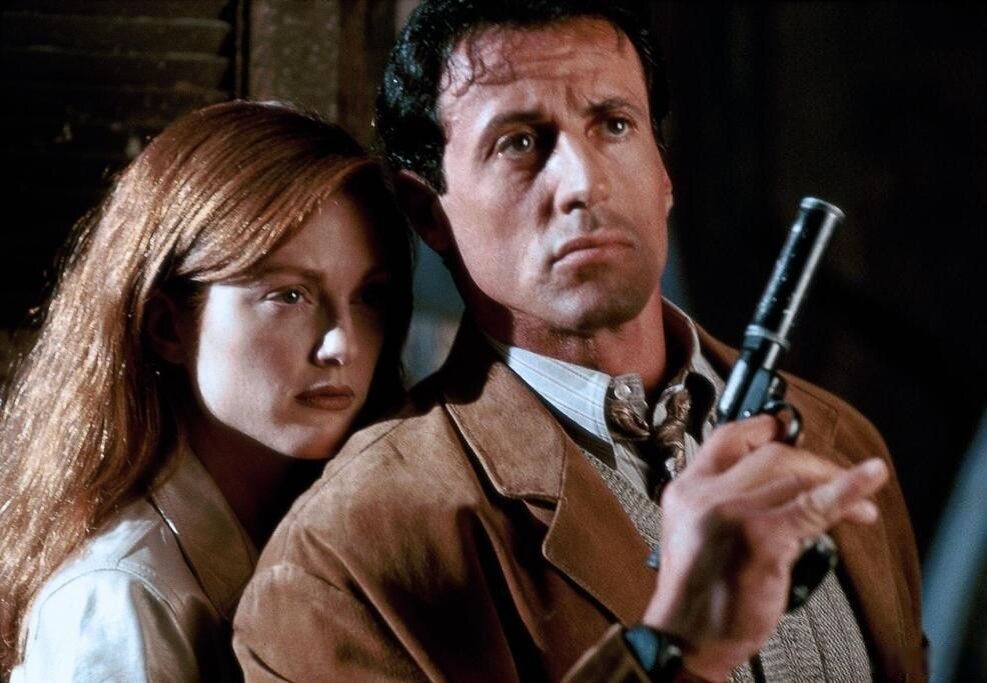 Фильм Ричарда Доннера. В ролях: Сильвестр Сталлоне, Антонио Бандерас, Джулианна Мур.