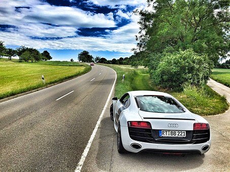 https://cdn.pixabay.com/photo/2015/06/05/15/02/audi-798530__340.jpg
