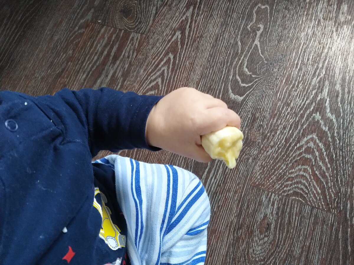 Кушает банан