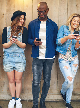 В настоящее время сложно представить повседневную жизнь без мобильного телефона. Благодаря ему мы находимся в постоянном контакте с семьей и друзьями. Тем не менее, способность общаться не является единственной функциональностью этих устройств. Из-за технологической гонки некоторым было трудно - хотя бы на мгновение - расстаться с телефоном. Кроме того, мы держим его в местах, которые могут быть очень вредными для нашего здоровья и благополучия. Давайте проверим, какие привычки следует избегать, чтобы не представлять опасности.