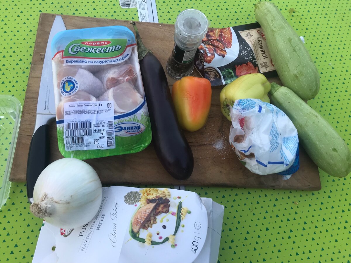 Макароны 
Репчатый лук
Кабачок 
Баклажан
Болгарский перец 
Куриная голень 
Соус терияки 
Соль перец
