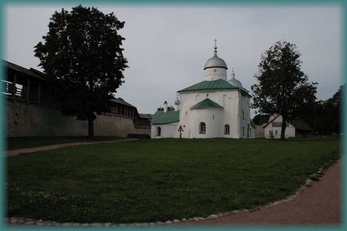 Внутри крепости в Изборске