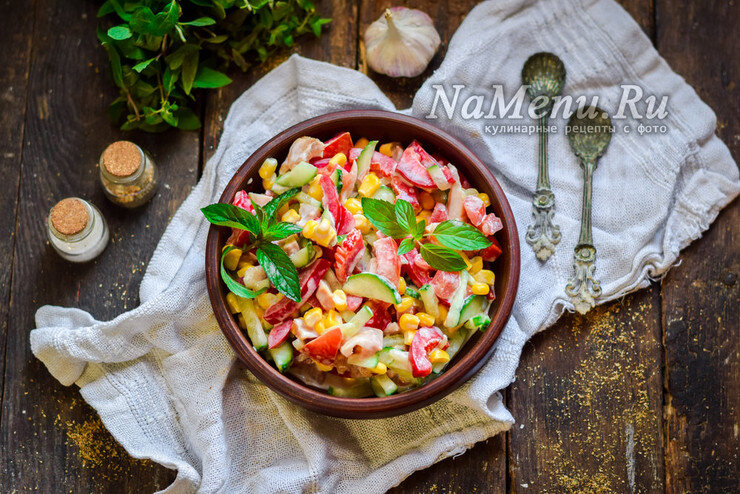 Салат в стаканчиках с копченой курицей и свежими овощами с необычным названием 