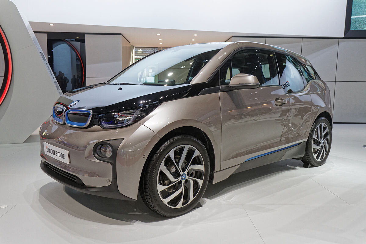 https://upload.wikimedia.org/wikipedia/commons/thumb/a/a4/BMW_I3_-_Mondial_de_l%27Automobile_de_Paris_2014_-_004.jpg/1200px-BMW_I3_-_Mondial_de_l%27Automobile_de_Paris_2014_-_004.jpg