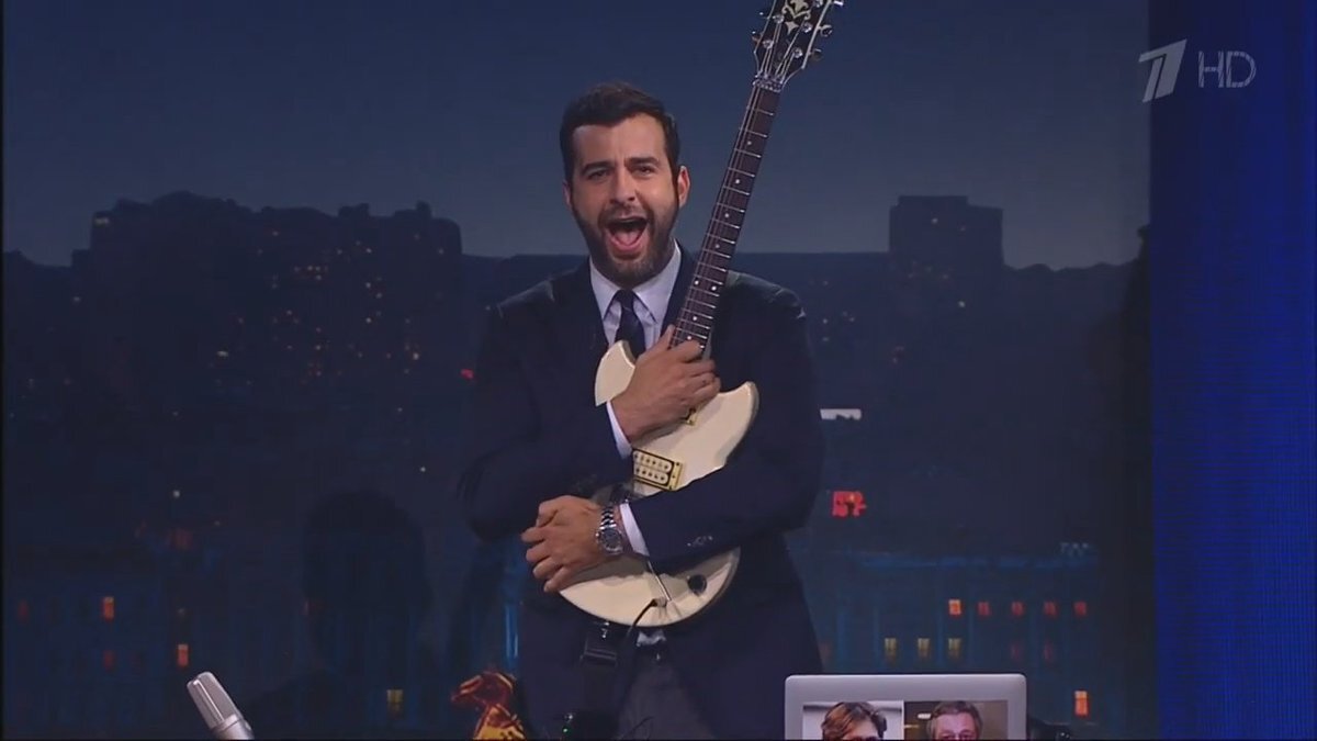 Ургант отобрал гитару Каспаряна.