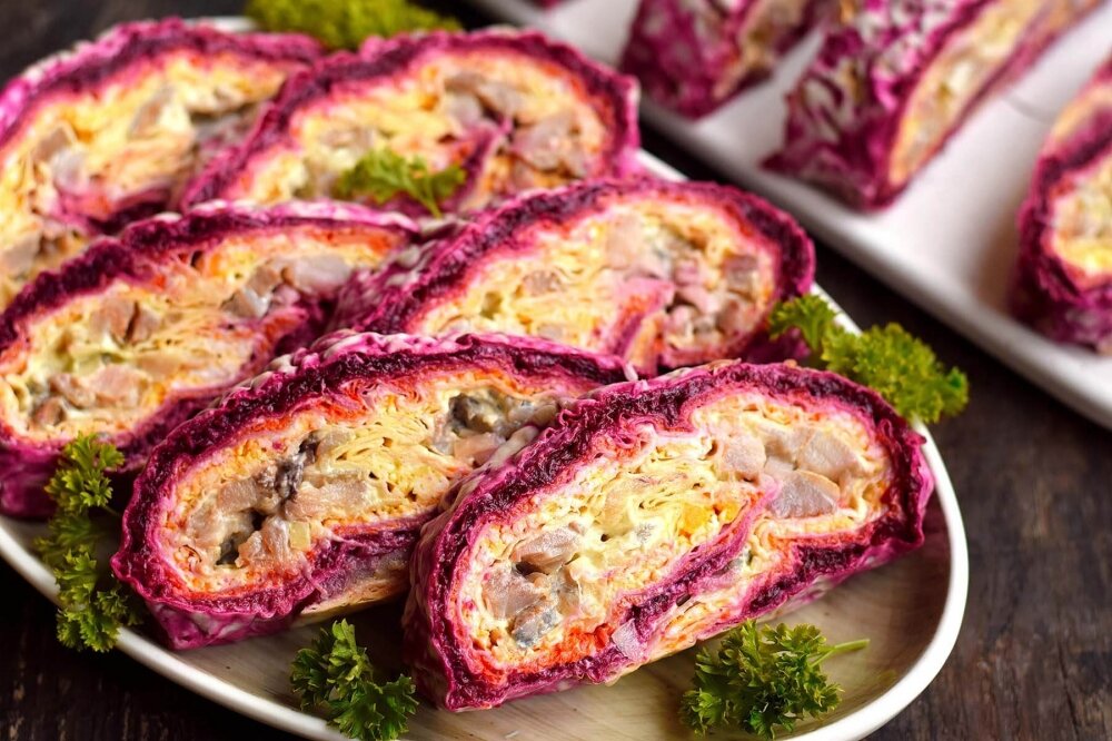 Любимый салат Селедка под шубой в необычном исполнении. Готовим его в лаваше в форме рулета - получится отменная холодная закуска хоть на каждый день, хоть на праздничный стол.