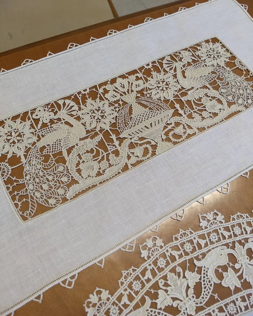 Не то вышивка, не то кружево, но красота неописуемая! А название какое ...