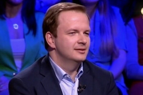 «14 февраля он сделал мне предложение, а я ему ответила: «Здорово, но давай попозже». В течение нескольких месяцев каждый день Леша говорил мне — давай поженимся. И я сдалась», — делилась она как-то.Бизнесмен настойчиво ухаживал за спортсменкой