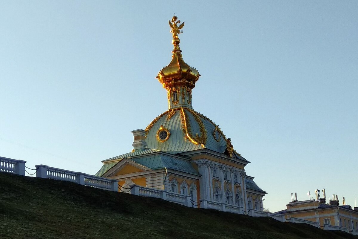 Корпус под гербом. Большой Петергофский дворец