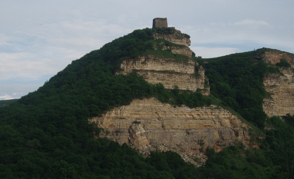 Лестница к башне "спрятана" в  лесистом склоне скалы.   