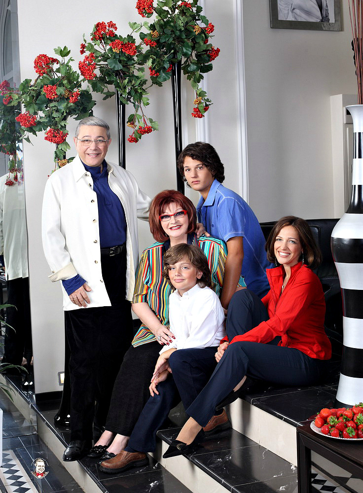 Степаненко для Викторины - мама, для ее сыновей Андрея и Марка - бабушка. Ведь родная мама Викторины давным-давно умерла.