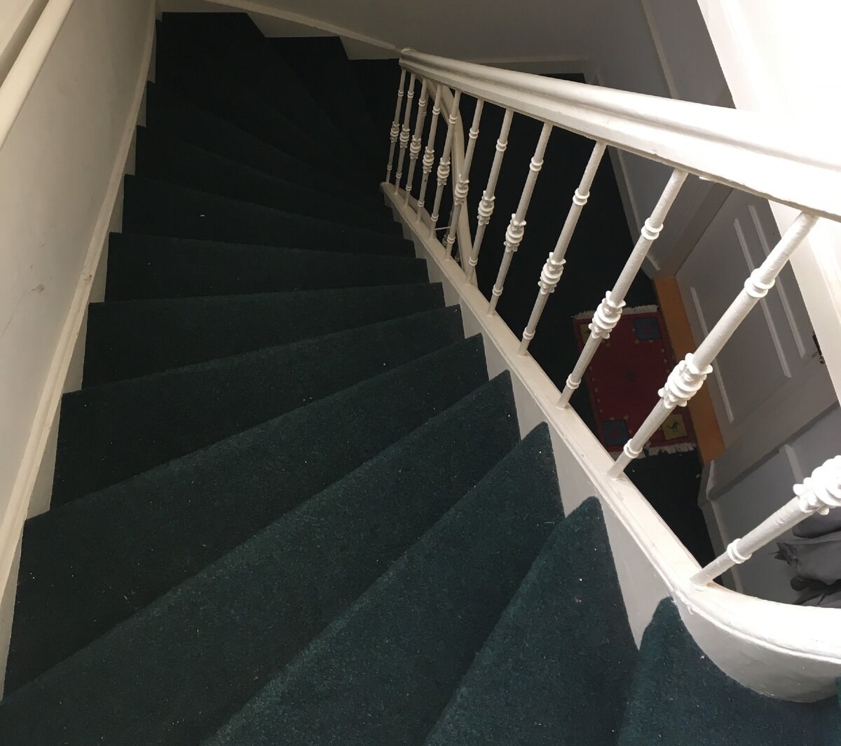 Крутые и крохотные деревянные лестницы – особая фишка в таких старых домах