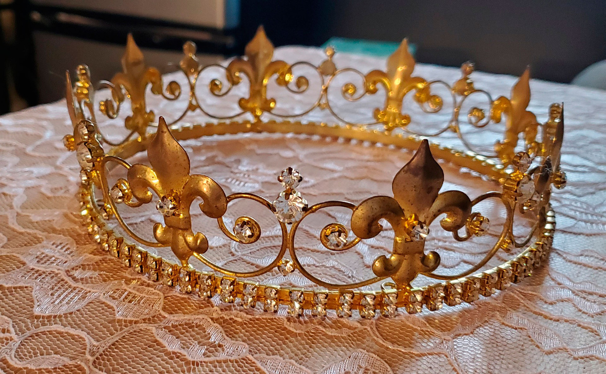 Маленькая Лиля верила, что когда вырастет, она станет прекрасной принцессой. Ее родители купили ей красочное платье, диадему, скипетр и даже пластиковую посуду. Из сказок она научилась поднимать маленький палец и пить маленькими глотками. Она практиковала это каждый день - на всякий случай. Лиля мечтала, что когда-нибудь принц пригласит ее на бал. 