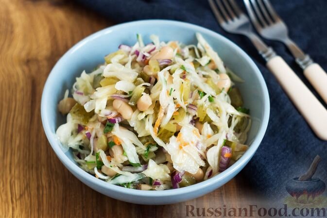 Салат с фасолью консервированной, огурцами и луком