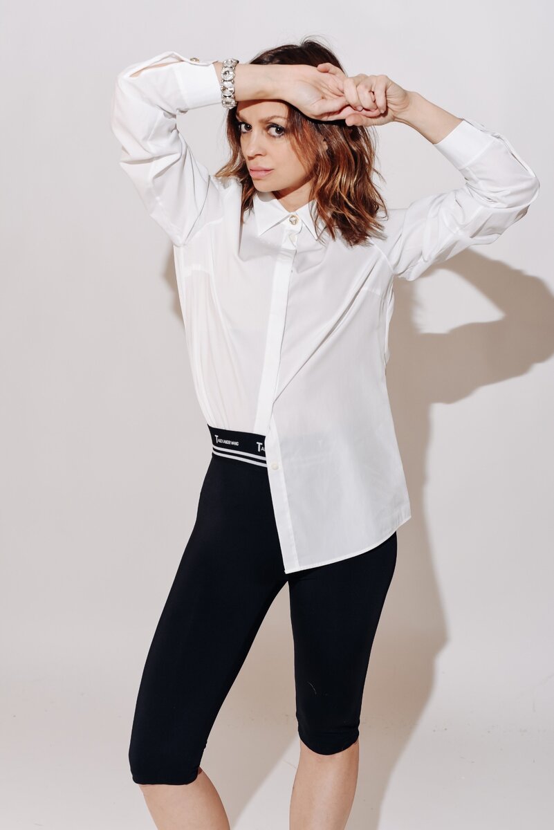 Самое замечательное, что сочетать белую блузку можно практически с любыми вашими вещами и аксессуарами.