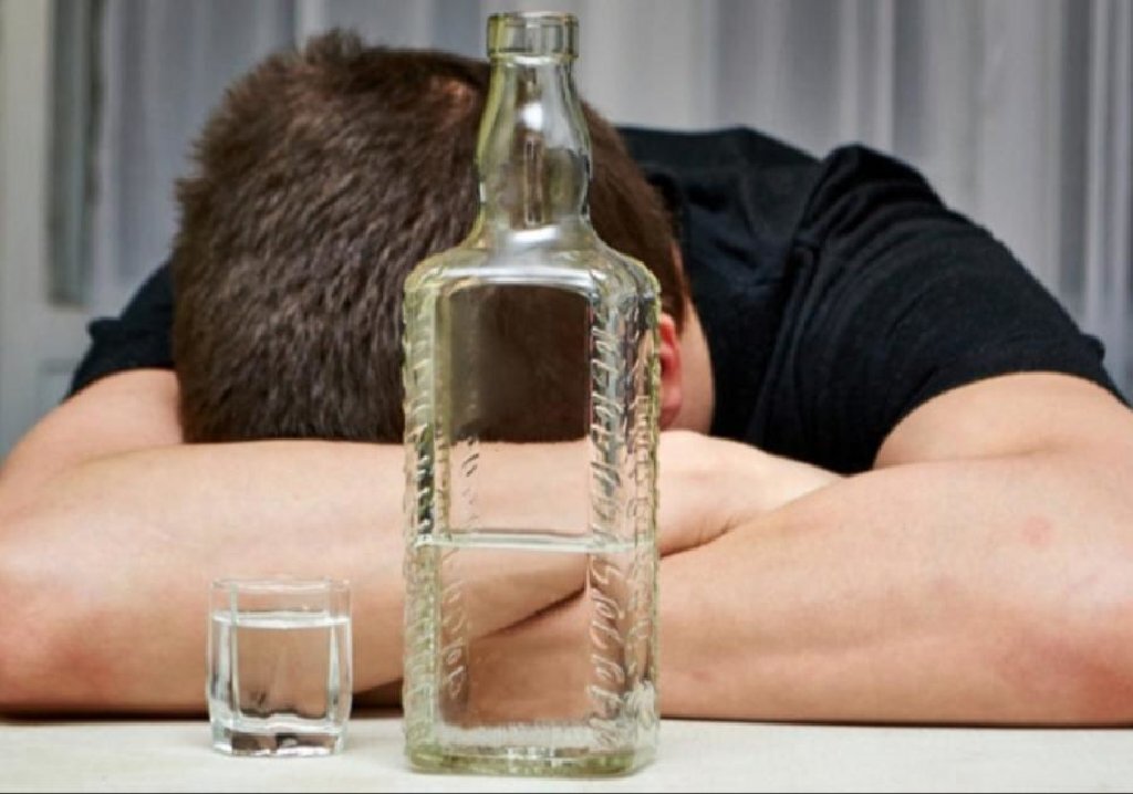 Алкоголь вредит Вашему здоровью. Изображение из открытого источника.