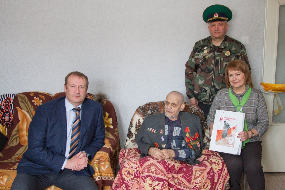 Награждение ветерана войны Василия Орлова юбилейной медалью