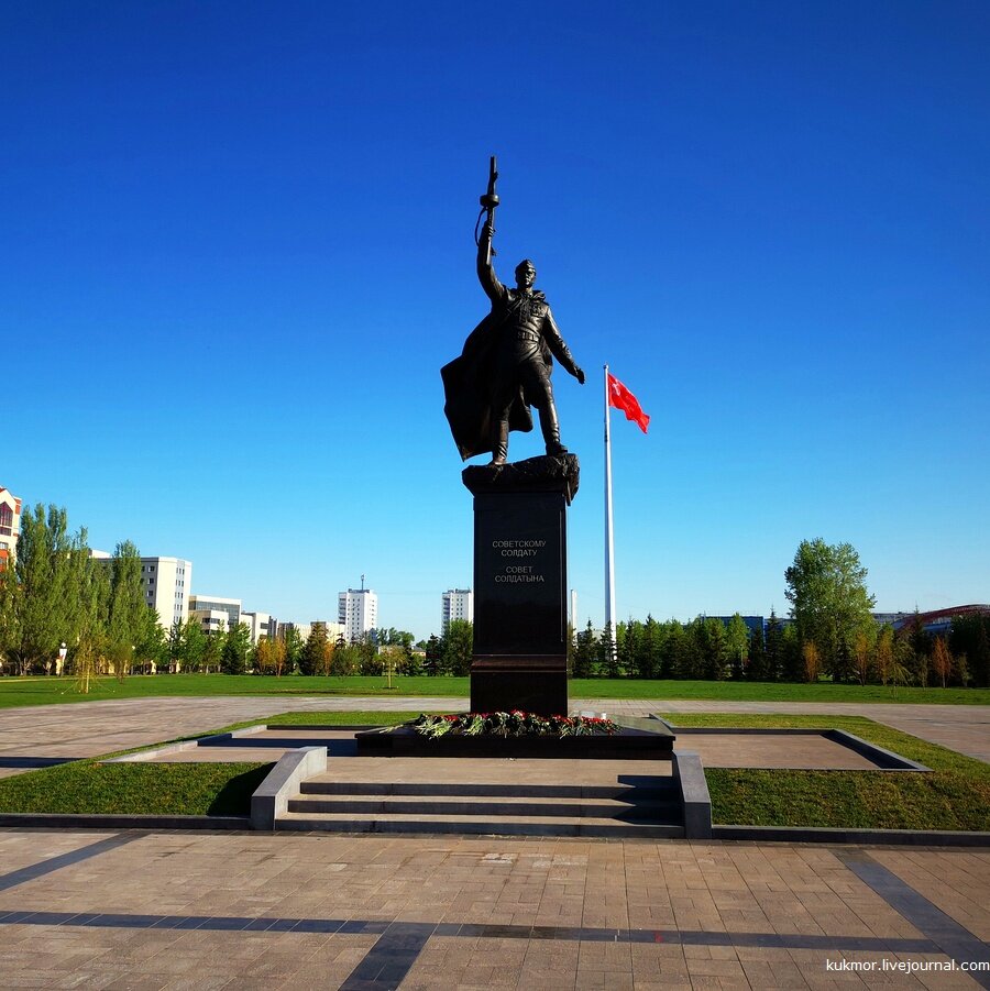 Парк победы какие памятники. Памятник советскому солдату Казань парк Победы. Памятник в парке Победы Казань. Казань парк Победы памятник солдату. Памятник Гази Загитов в Казани.