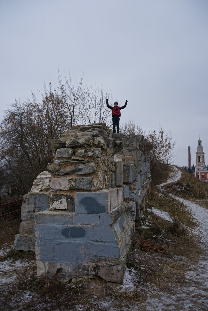 И на развалинах часовни... здесь - развалины древних стен. Фото автора
