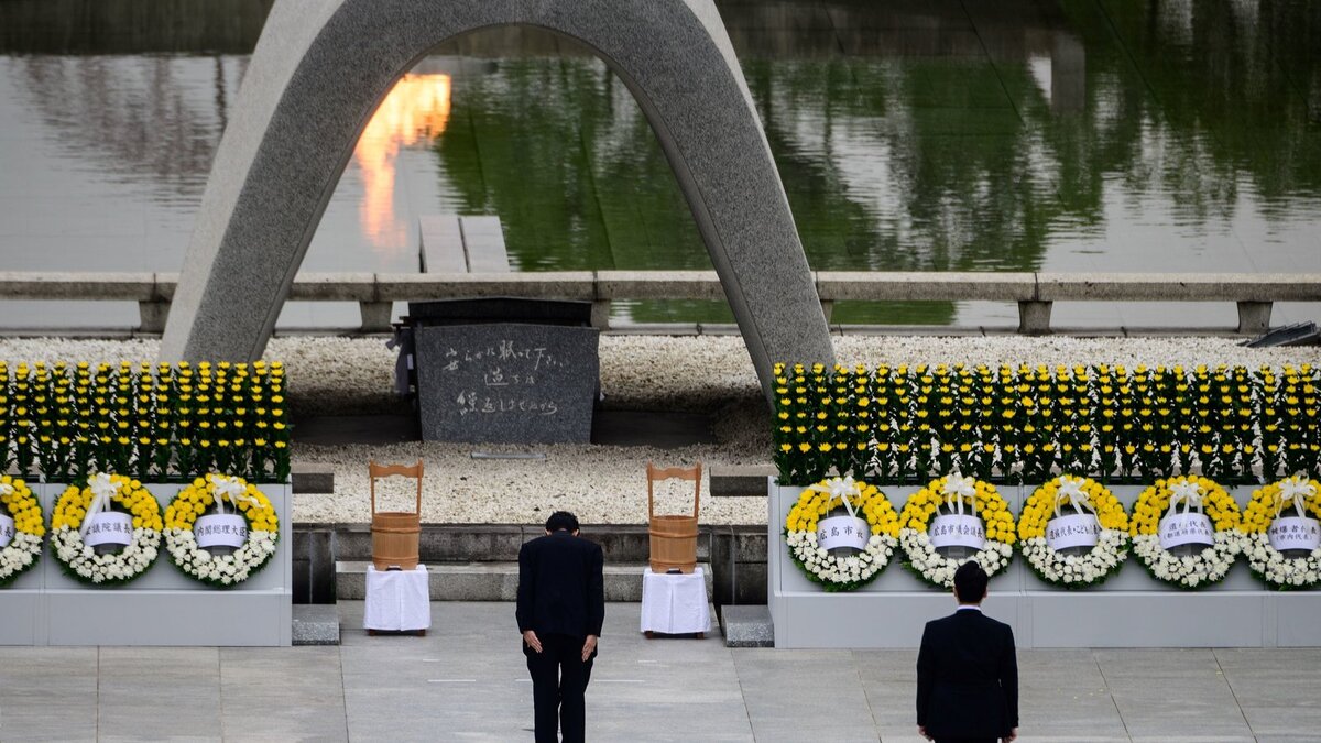 Премьер-министр Японии Синдзо Абэ кланяется в четверг перед мемориалом людям, погибшим во время атомной бомбардировки Хиросимы в 1945 году.