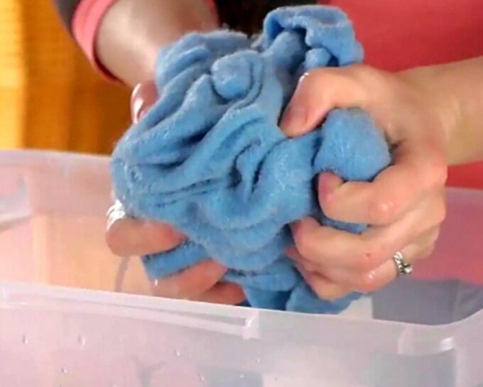 Как стирать изделия из шерсти. Свитер шерстяной стирка. Как стирать изделия из шерсти. Стирать свитер. Ручная стирка шерсти.