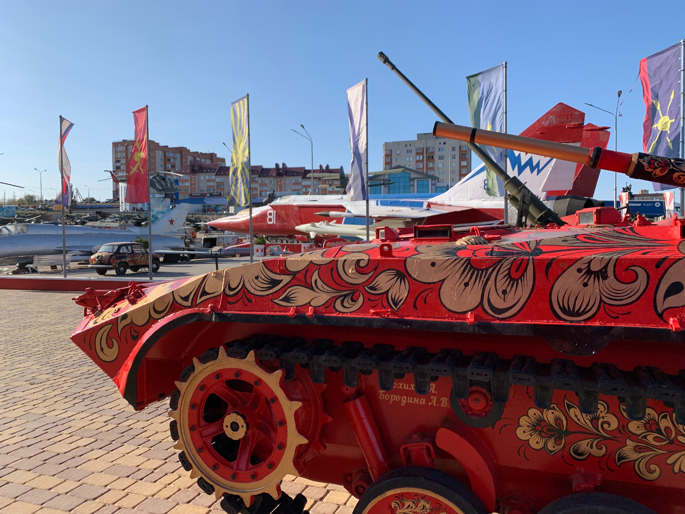 Вот так нужно красить танки. Под хохлому! Чтобы враги знали — Русские идут и убегали в страхе ?‍????4