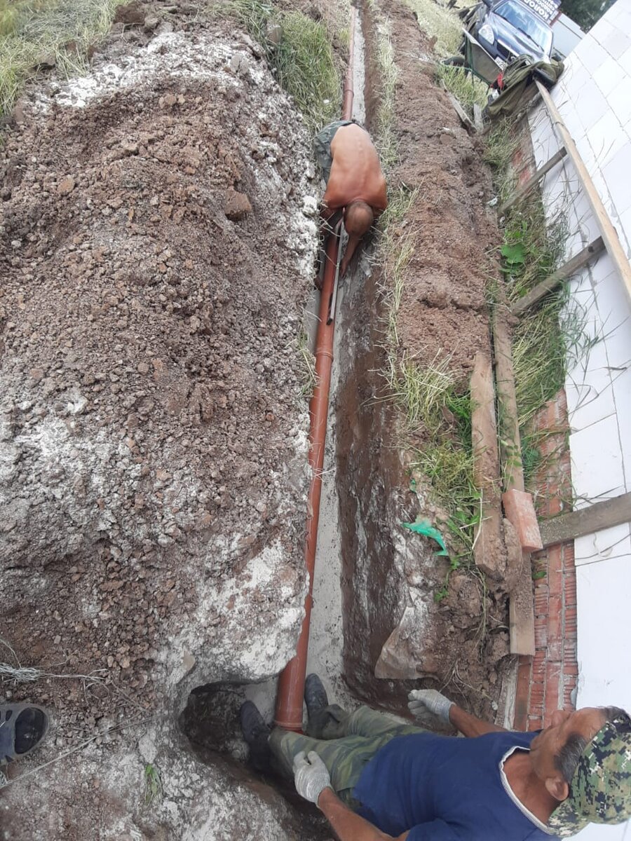 Прокладка канализационной трубы