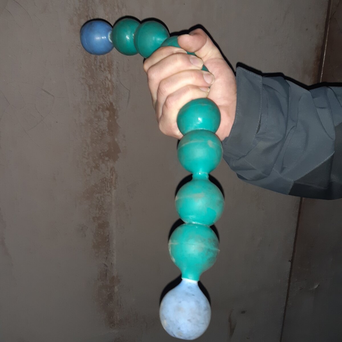 Компенсатор объёмного расширения льда в руке изобретателя. Фото HeatServ