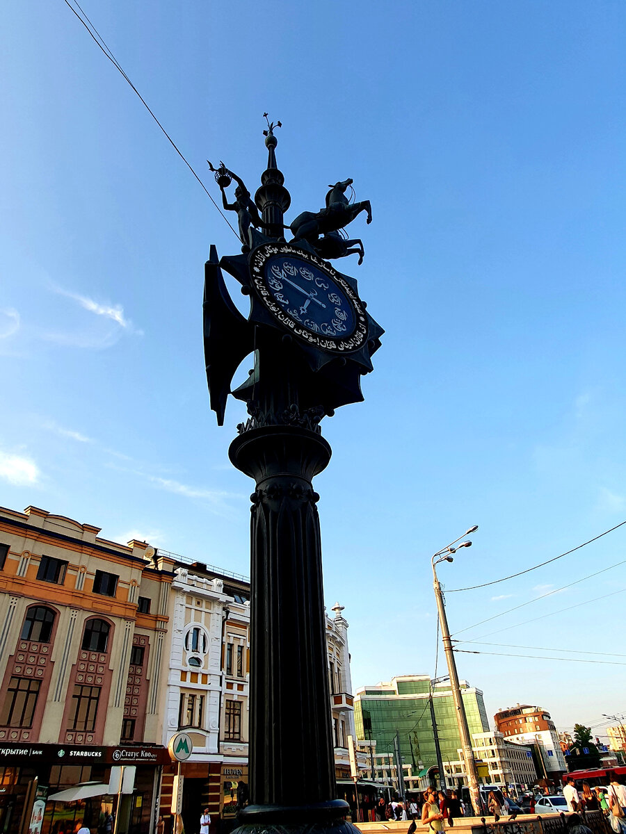 Фото Анны Санниковой. Часы на улице Баумана. Автор - архитектор Игорь Башмаков