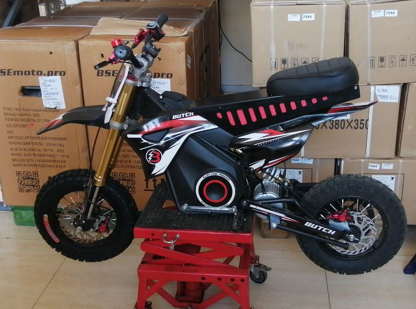  Доп сидушка для удобства посадки взрослому человеку с бардачком внутри.