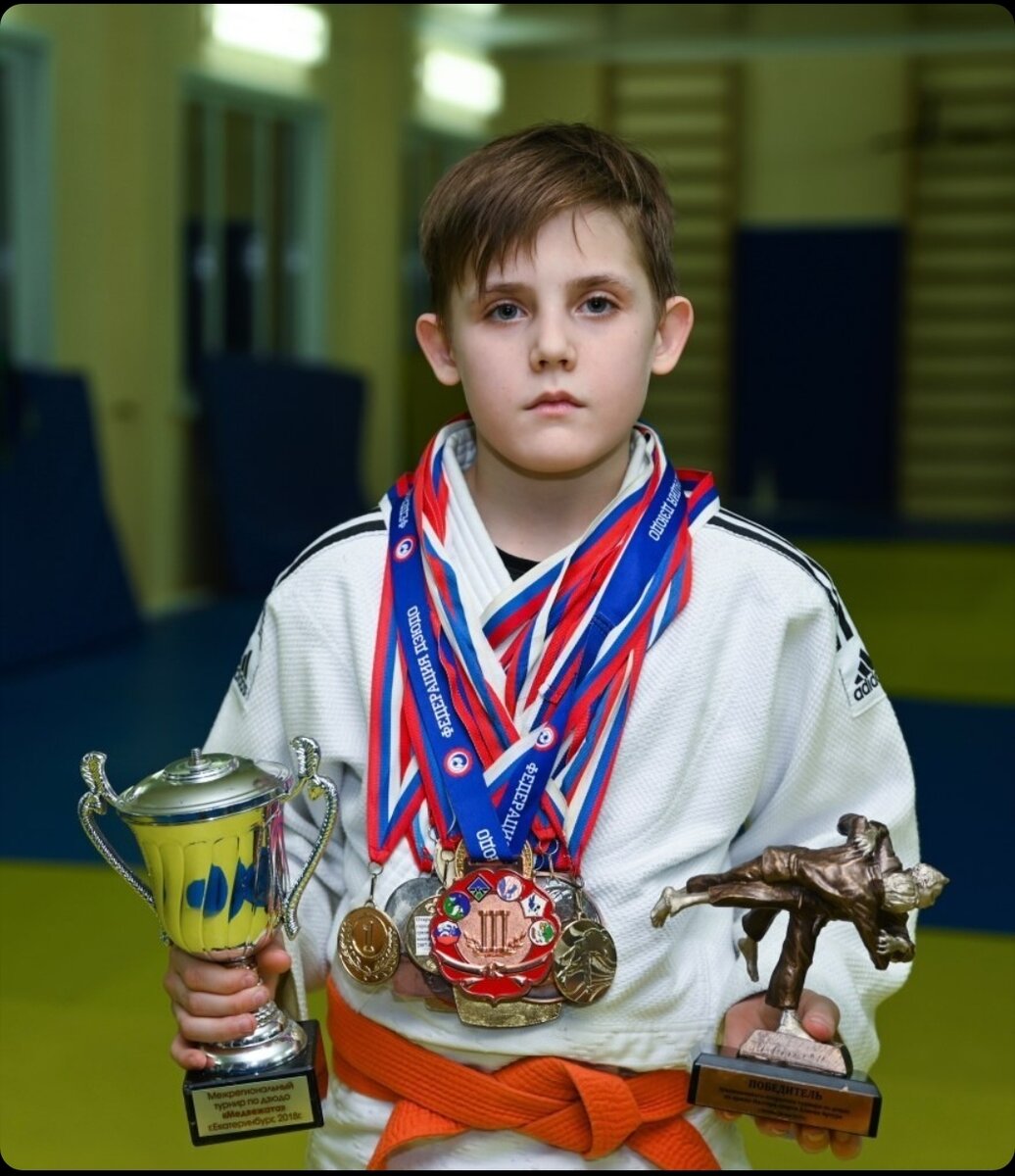 Парень - имеет 1 юношеский разряд по дзюдо, и 1 юношеский по тяжёлой атлетике. А ещё входит в "Спортивную элиту Югры" и имеет награду "Юное спортивное дарование" 