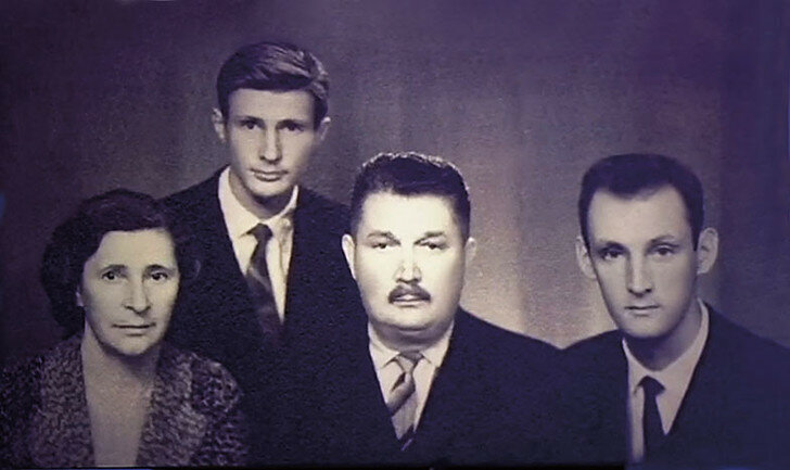 Игорь Ясулович с родителями и братом