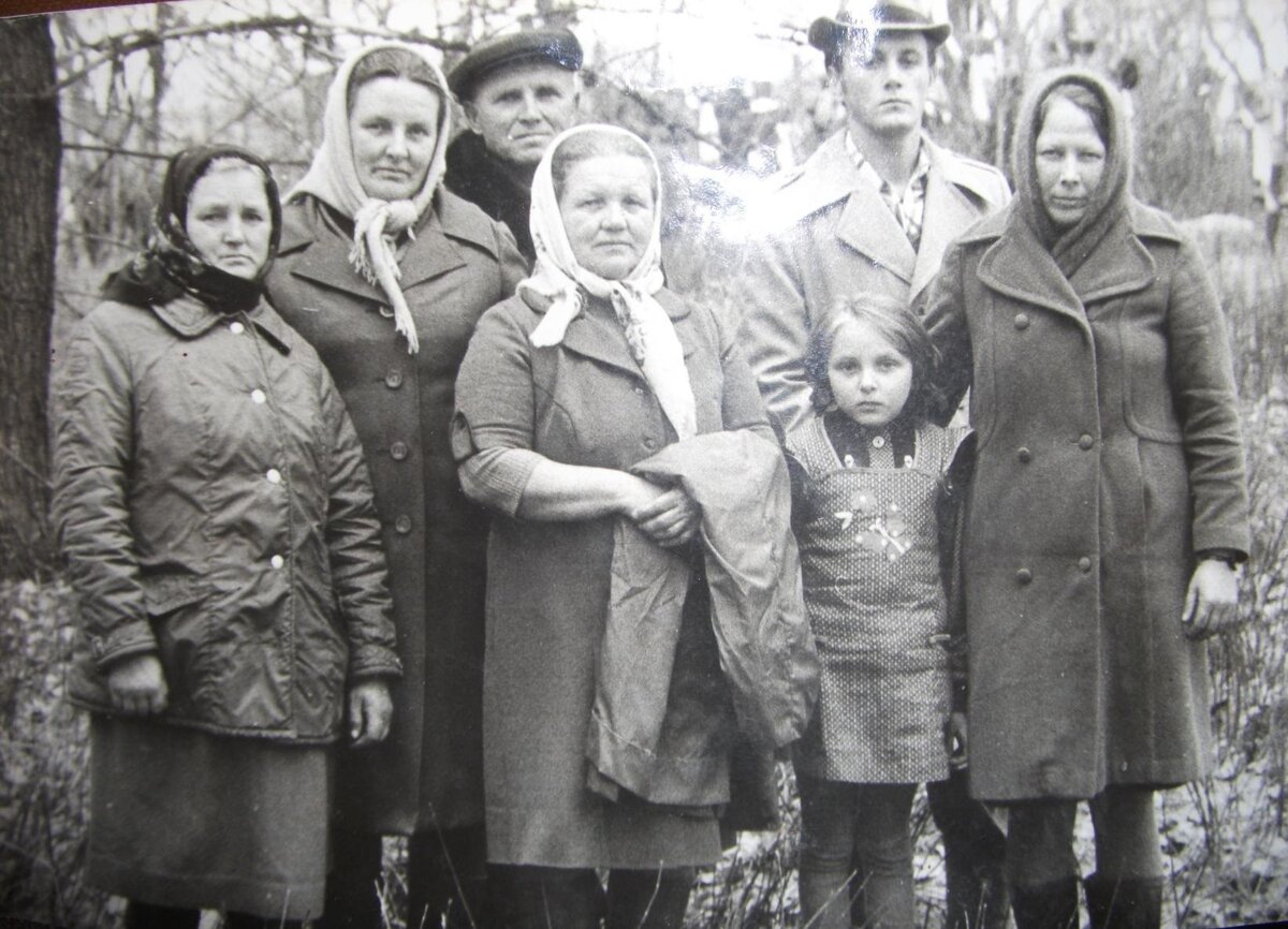 1970-е годы, семейство Довгалёвых и Рябая Мария Конеевна (справа)