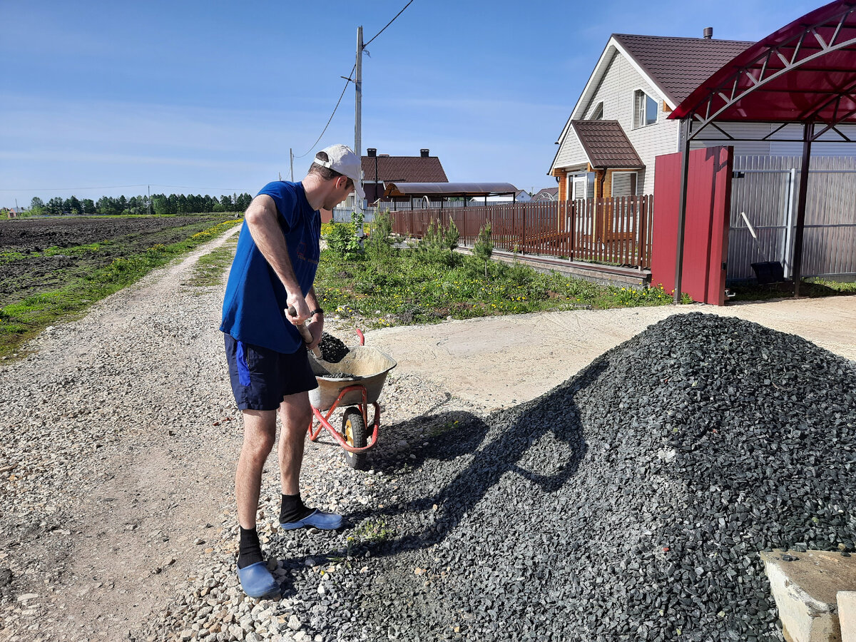 Раскидывают щебень. Лопата для щебня. Бпр120 засыпка керамзитом. Засыпка щебнем. Раскидать щебень вручную.