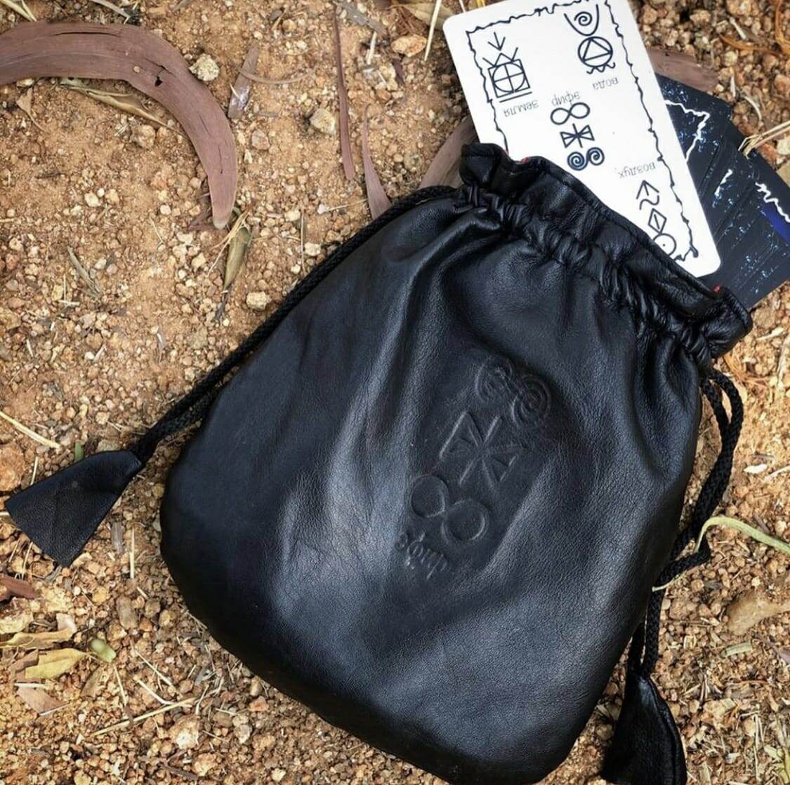 Авторская колода Светланы Леймах «Пять Стихий». Сила энергии Стихий - это Вселенская сила созидания и разрушения. Это вибрации жизни от самых низких, разрушающих, до самых высоких, созидающих. Колода «Пять Стихий» - это Инструмент, полученный через работу со Стихией эфир, в медитативном состоянии. Через колоду Маг получает сонастройку со Стихиями и может совершенно безопасно для себя использовать могущественную силу энергии Стихийной Магии.