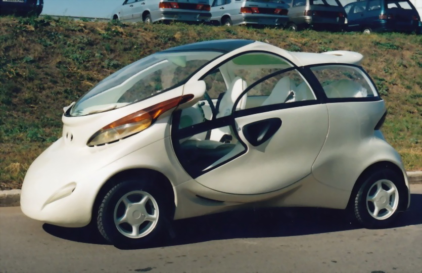 5. LADA Rapan
Производитель: Волжский Автомобильный Завод (ВАЗ), Renault Group 
Класс: 4-местный хэтчбек

Особенности: электрический экспериментальный автомобиль с большой площадью остекления

Статус: прототип, подготовлен к серии

Появление «Рапана» в 1998 буквально взорвало Международный Парижский Автосалон: футуристичный чистый электромобиль был готов к серийному запуску, ожидая партнеров-энергетиков.
Кроме невероятного дизайна, обеспечивающего беспрецидентный круговой обзор полуторатонный городской автомобиль предлагал шикарную вместимость, скорость до 90 километров в час и совершенно уникальное управление.
Все приборы уместили в рулевое колесо, в котором не смотря на это нашлось место для подушки безопасности. После такого стеклопластиковый кузов на каркасе кажется вполне разумеющимся.
Увы, подвели партнеры: никто из энергетиков не рискнул создавать инфраструктуру. Да и никель-кадмиевые батареи были ещё слабоваты. А сегодня о «Рапане» даже не вспоминают, хотя зарубежные производители нет-нет да и повторят то лобовое стекло, то ещё что-то.
Сегодня такой автомобиль нужен в качестве основного. И батареи подходящие есть, даже инфраструктуру недолго запустить. Не «тесла», конечно. Но много ли нужно российскому автолюбителю в глубинке?