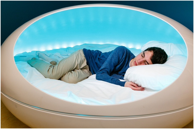 Сон в кровати-капсуле