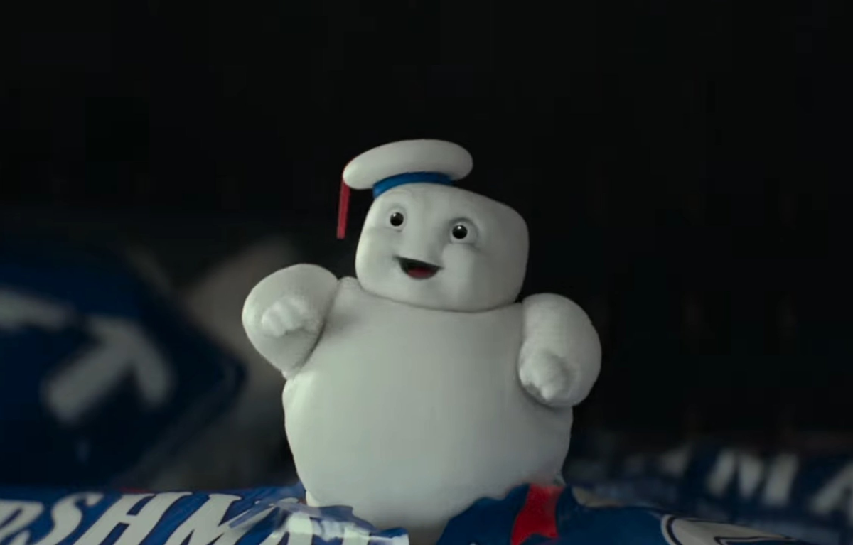 сцена с маленькими зефирными человечками - это отдельная красота!!