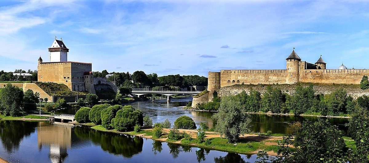 Ивангородская и Нарвская крепости. 