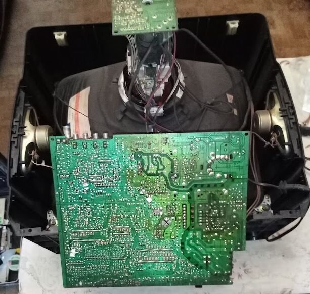 Телевизор Орион ORION TV2182MK6 со снятой задней крышкой