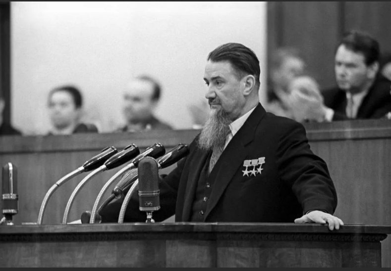 На трибуне XXI съезда КПСС научный руководитель советского атомного проекта Игорь Курчатов 