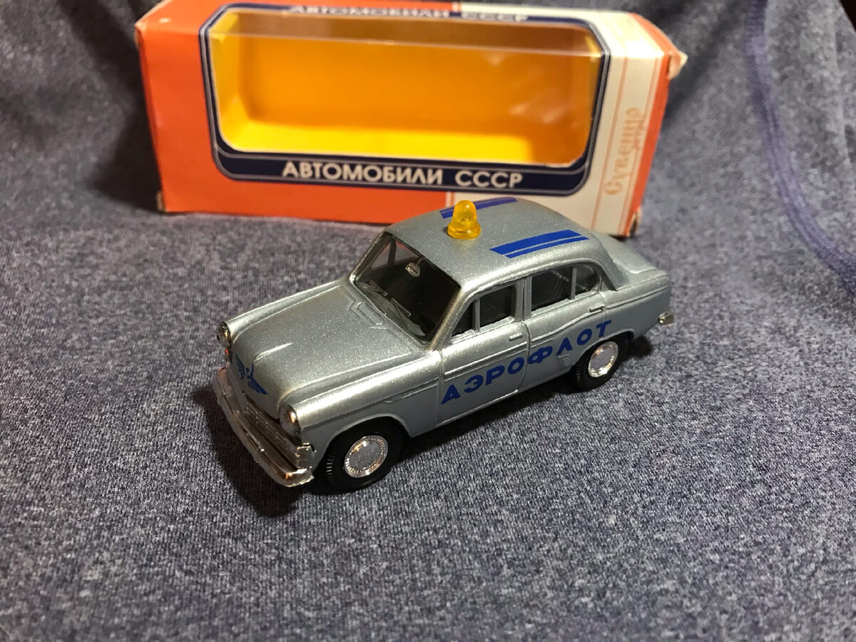 Модель упакована в "олимпийскую" коробку, имеется штамп с датой на клапане.